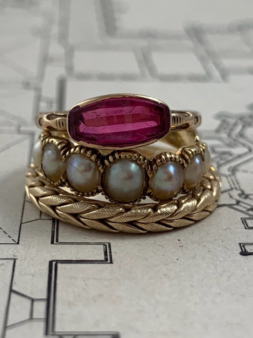 Antique (1900’s) 10 K Gold Ring with Oval Pink Sapphire - Picture 2 of 9